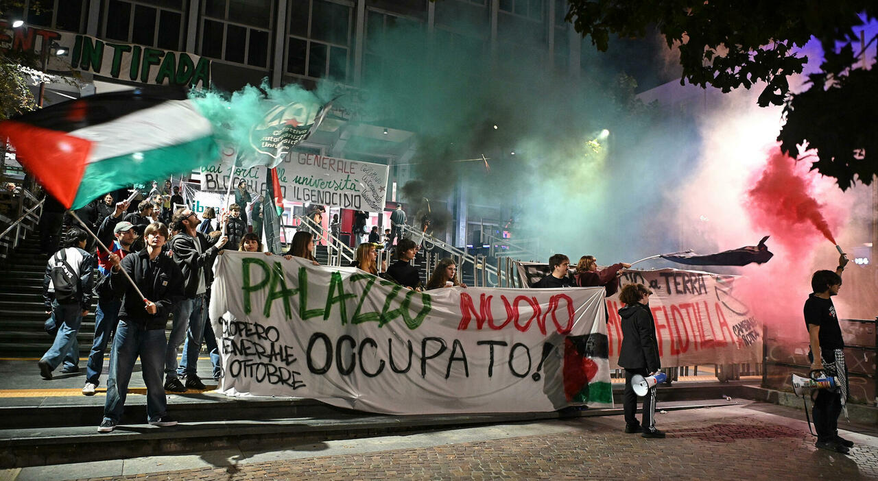 scontri alla stazione di Bologna, occupata la Statale di Milano. «Bloccare tutto»
