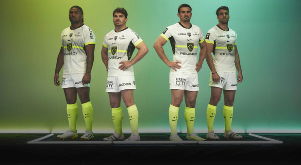 la star del rugby Antoine Dupont nello spot della 3008