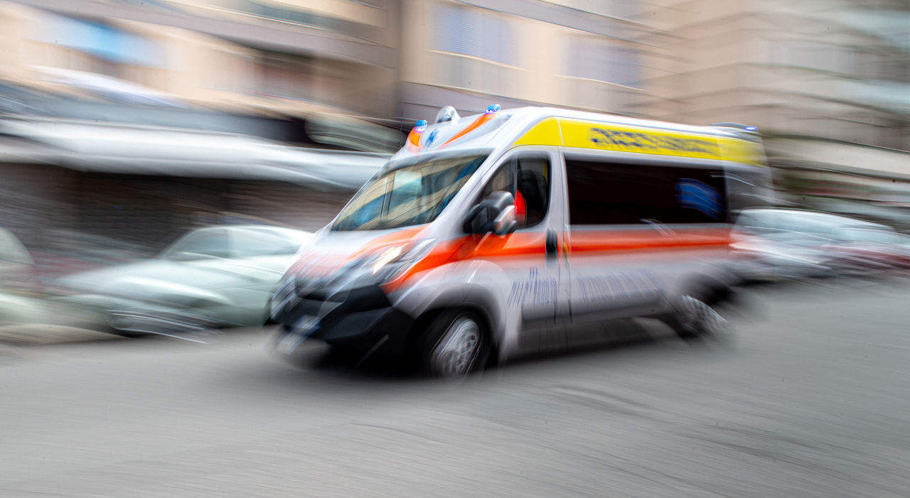 Mamma travolta da un'auto mentre attraversa la strada con la neonata nella carrozzina. La donna è in fin di vita, la piccola ha sbattuto la testa sull'asfalto
