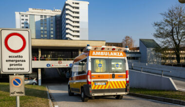 Mamma travolta da un'auto mentre attraversa la strada con la neonata nella carrozzina. La donna è in fin di vita, la piccola ha sbattuto la testa sull'asfalto