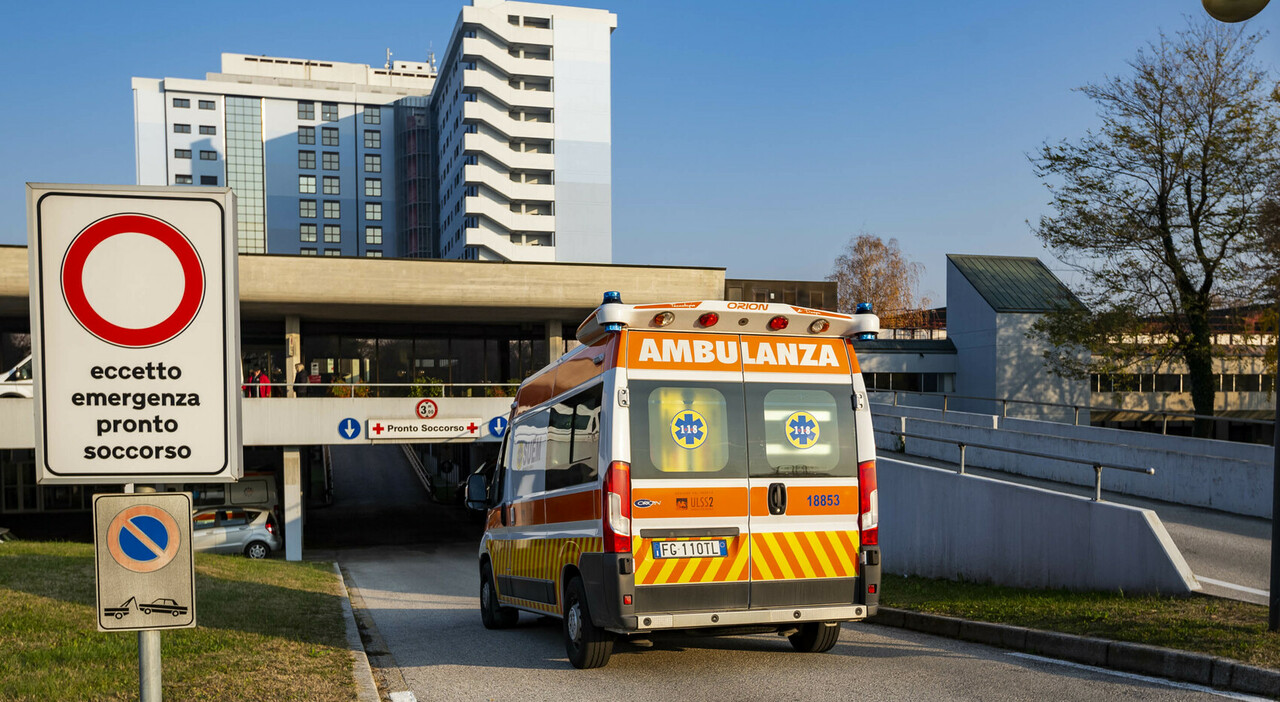 Mamma travolta da un'auto mentre attraversa la strada con la neonata nella carrozzina. La donna è in fin di vita, la piccola ha sbattuto la testa sull'asfalto