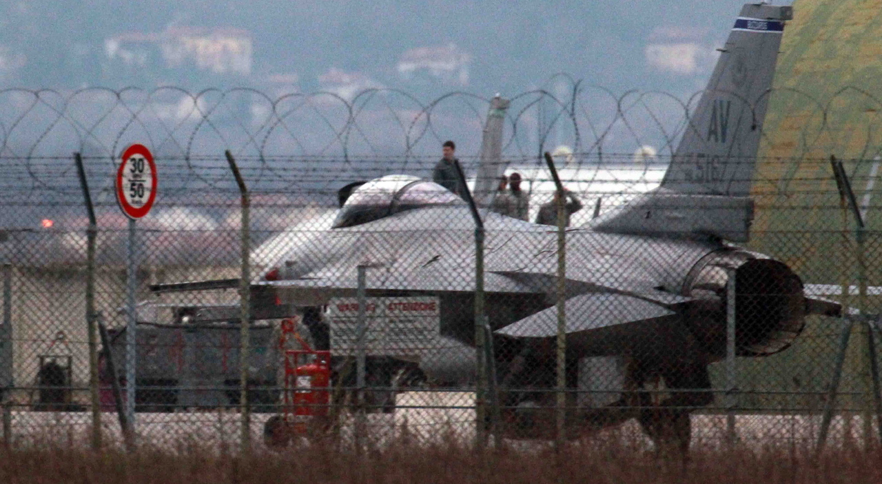 militari senza paga e civili a casa