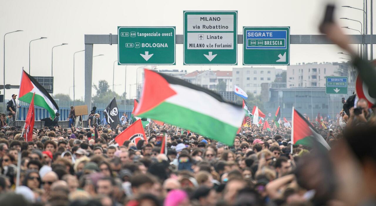 a Milano sassi contro polizia che risponde coi lacrimogeni. Cariche in autostrada a Bologna. Manifestanti su pista aeroporto Pisa, stop ai voli