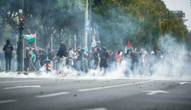 a Milano sassi contro polizia che risponde coi lacrimogeni. Cariche in autostrada a Bologna. Manifestanti su pista aeroporto Pisa, stop ai voli