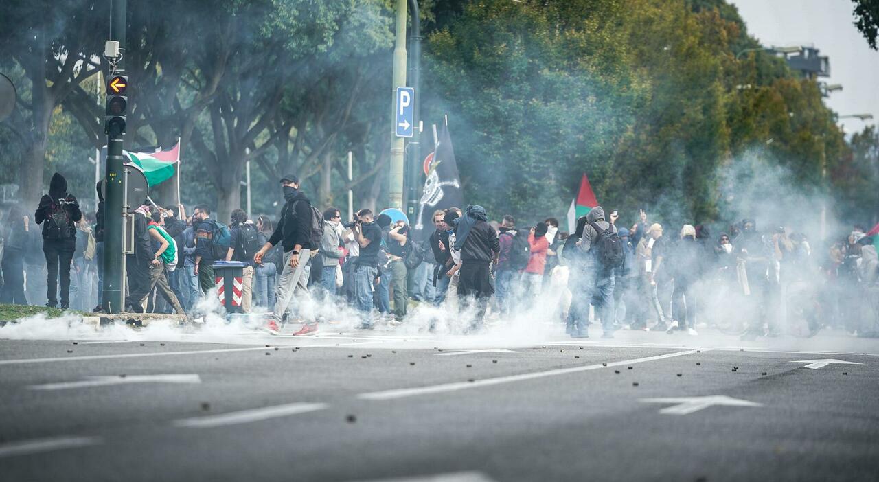a Milano sassi contro polizia che risponde coi lacrimogeni. Cariche in autostrada a Bologna. Manifestanti su pista aeroporto Pisa, stop ai voli