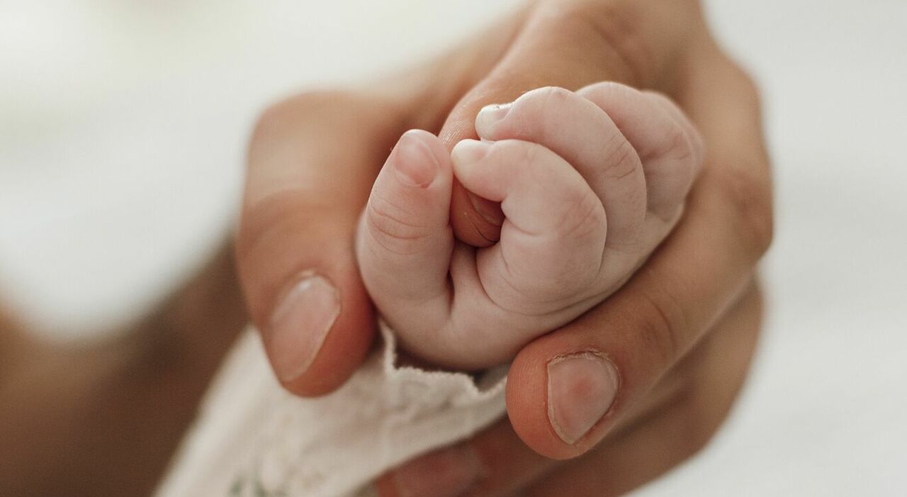 sul corpo della neonata ustioni e fratture multiple