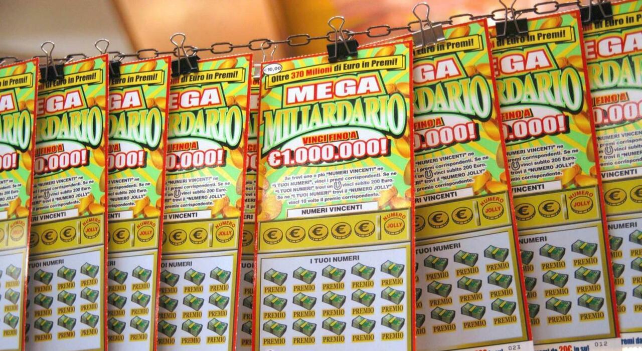 Gratta e Vinci, scopre di aver vinto 500mila euro e sviene. «Quel ragazzo si è accasciato sul pavimento, poi è stato portato via da un familiare»