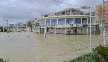 il mare invade le strade, donna salvata dai vigili del fuoco. Bora a 107 km all'ora, danni e alberi caduti