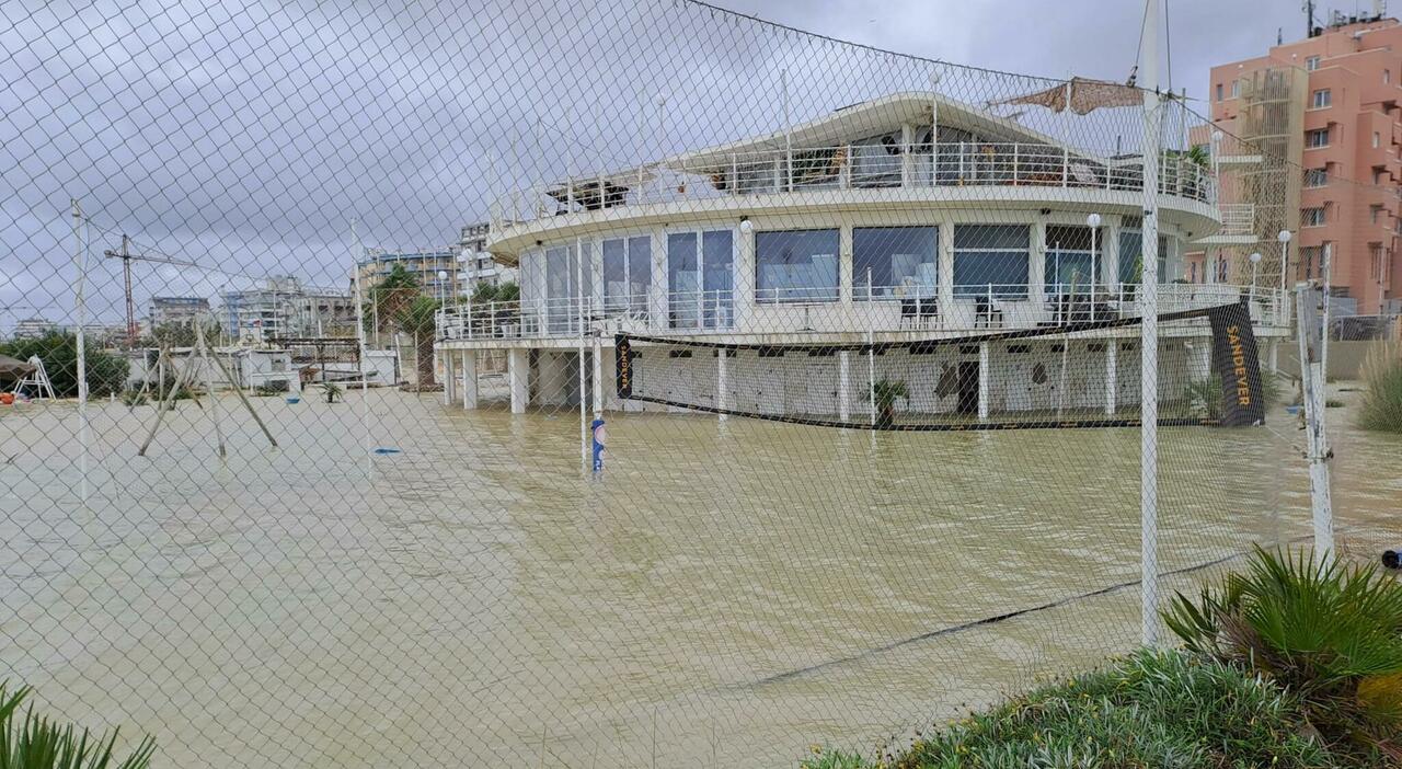 il mare invade le strade, donna salvata dai vigili del fuoco. Bora a 107 km all'ora, danni e alberi caduti