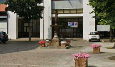 Leon Moser muore a 19 anni schiacciato dalla statua di bronzo di piazza Municipio su cui si stava arrampicando: inutili i tentativi di... - Il Gazzettino