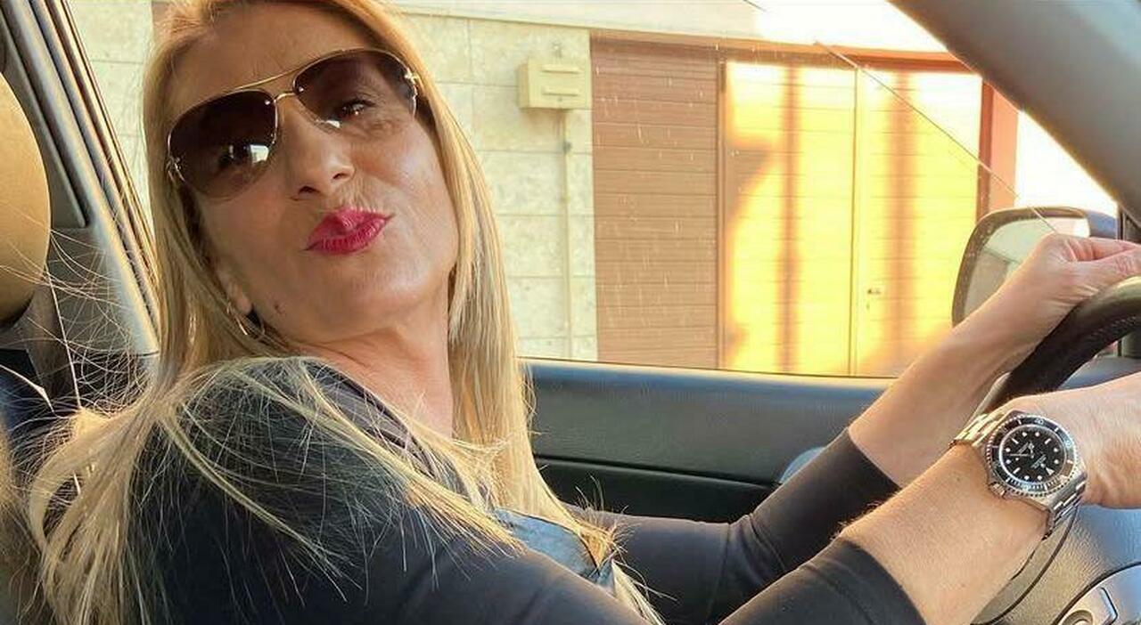 il colpo fatale mentre era in fuga sull'auto con marito e figlioletto dopo la sparatoria con la famiglia sinti rivale
