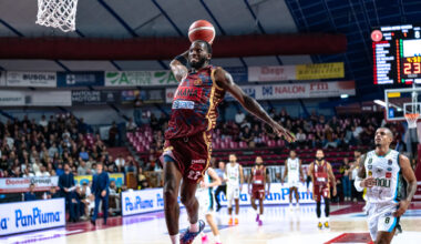 Reyer debutta in Lba con il sorriso, Cremona cade al Taliercio: vittoria 82-75 in rimonta