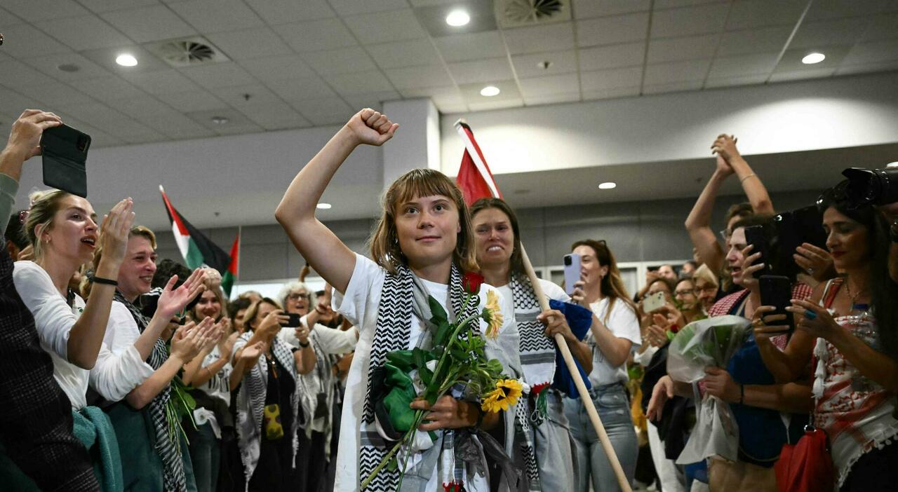 Flotilla, Greta Thunberg rimpatriata oggi: con lei anche 15 italiani. Il portuale a bordo: «Il suo sorriso faceva arrabbiare le guardie» - Il Messaggero