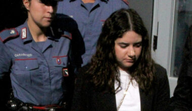 «Mai sospettato fosse incinta». Foto choc del neonato in aula, lei non guarda