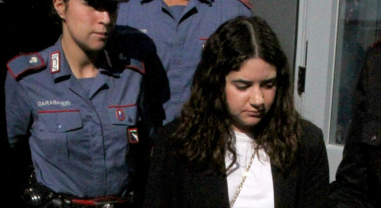 «Mai sospettato fosse incinta». Foto choc del neonato in aula, lei non guarda