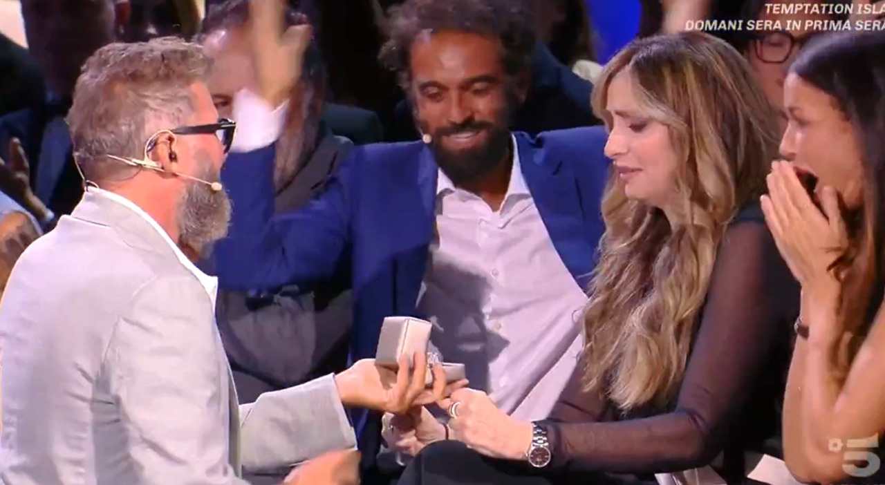 «È successo davvero». Il matrimonio a Palazzo Vecchio tra la proposta a L'Isola dei famosi, i look, la cerimonia per pochi intimi e gli auguri vip