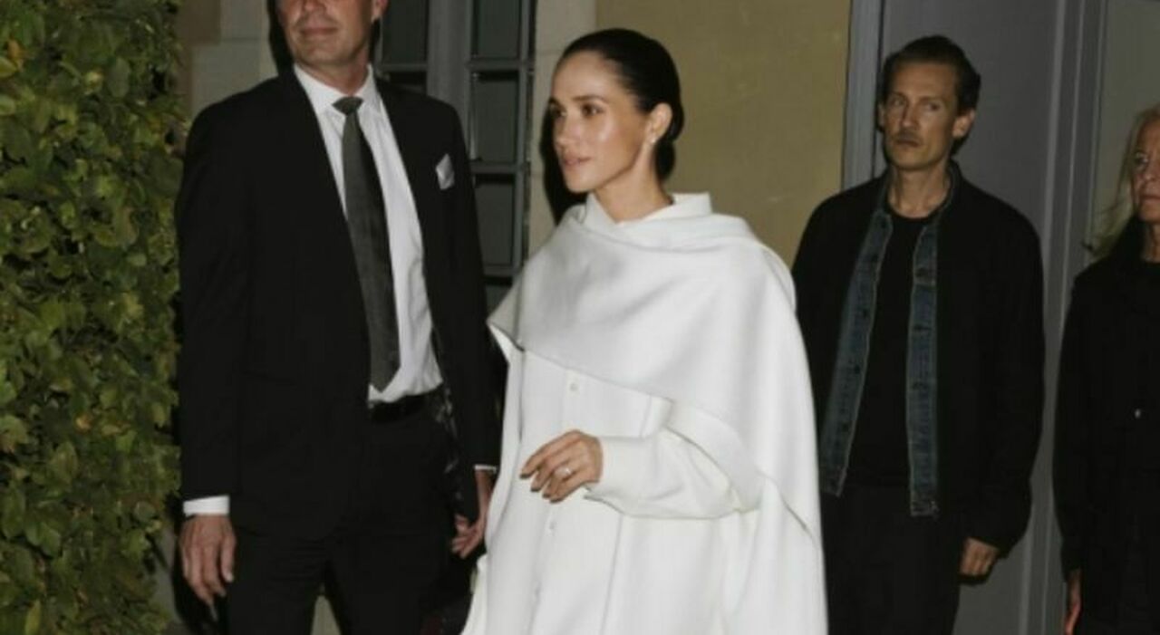 Meghan Markle, le gaffe della duchessa a Parigi: dal video dove morì Diana alle risate per la modella caduta in passerella - Il Messaggero