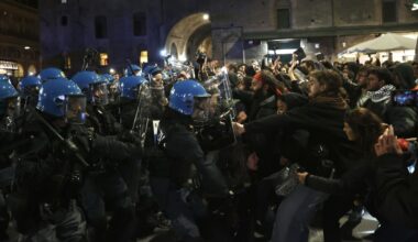 Corteo per il 7 ottobre a Bologna, scontri con la polizia e idranti sui manifestanti. Oltre 6mila persone a Torino