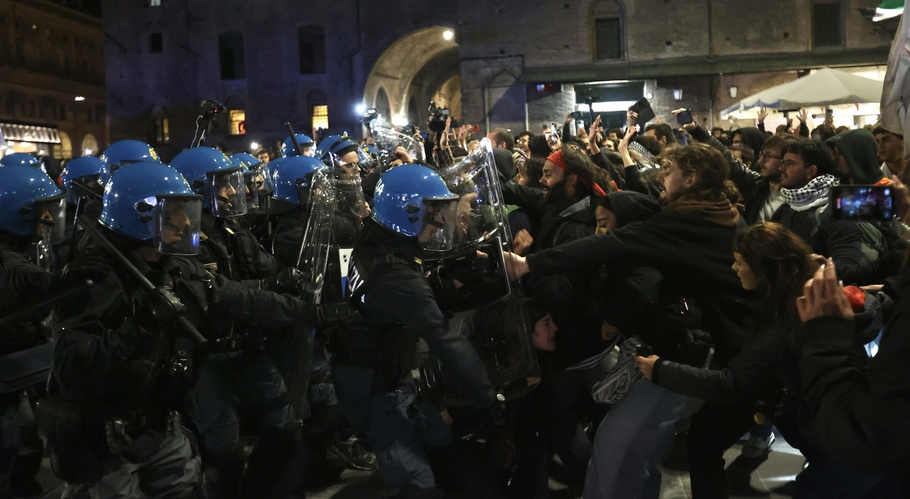 Corteo per il 7 ottobre a Bologna, scontri con la polizia e idranti sui manifestanti. Oltre 6mila persone a Torino