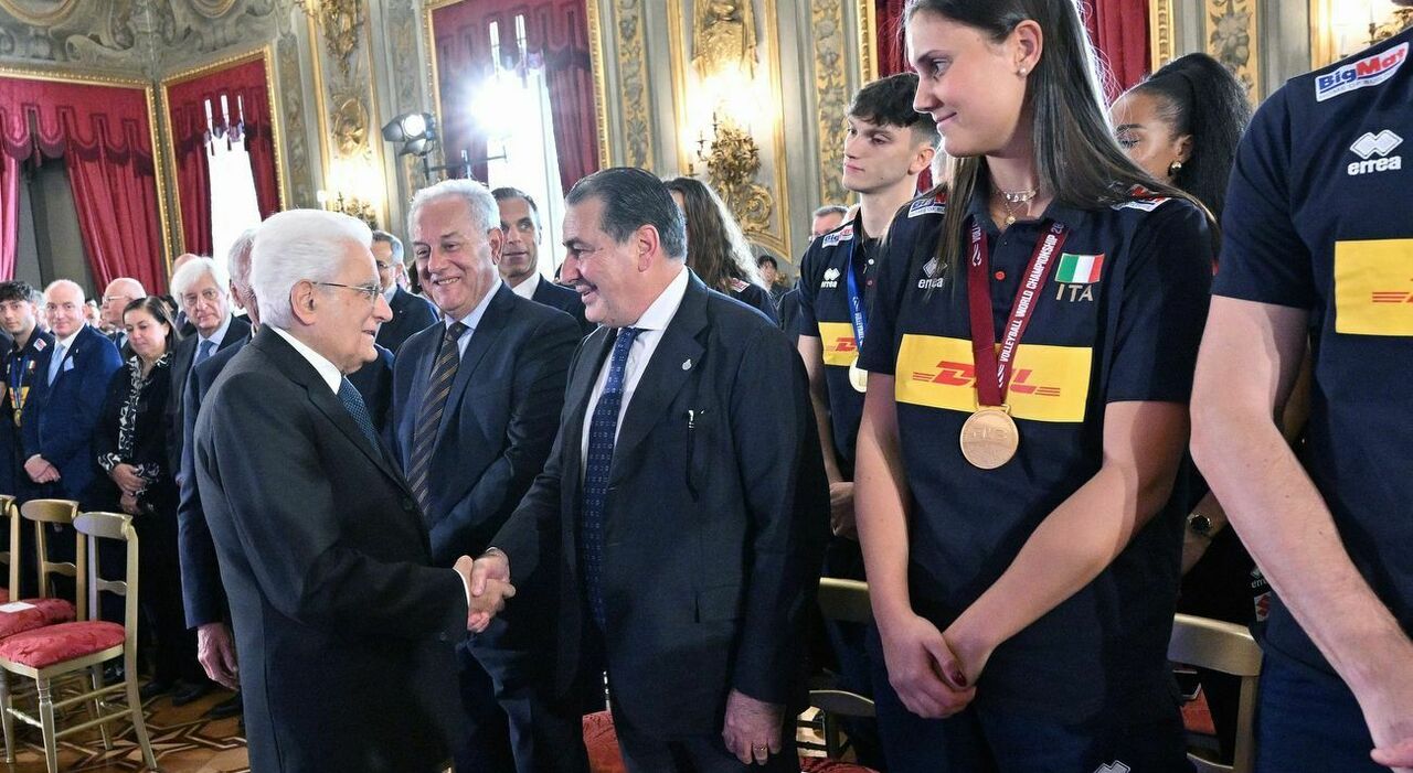 L'Italvolley al Quirinale da Mattarella. Fefè De Giorgi: «Presidente, ci vediamo presto»