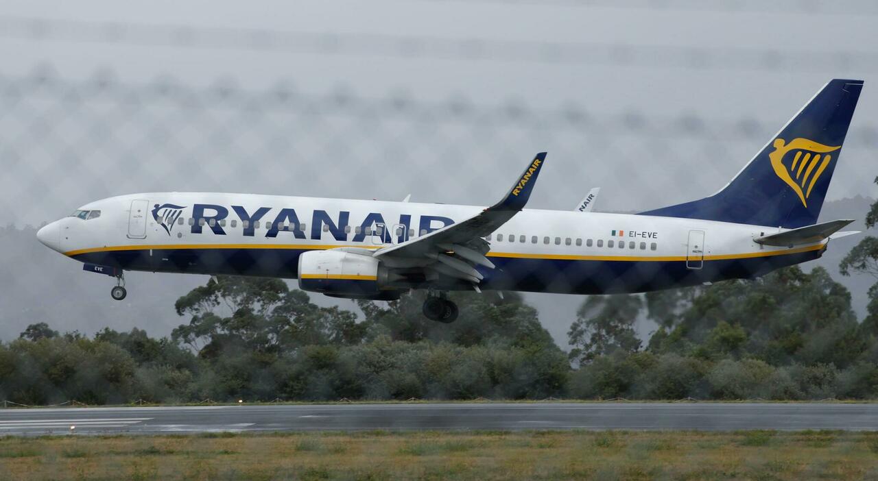 Volo Ryanair partito da Pisa rischia di restare senza carburante: atterraggio d’emergenza a Manchester