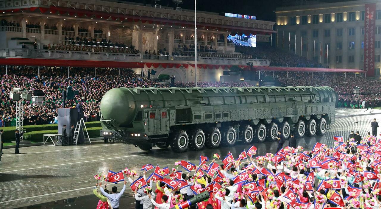 Il supermissile nucleare Hwasong-20 presentato da Kim alla parata norcoreana: può colpire New York