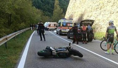 muore un motociclista, strada chiusa per i soccorsi