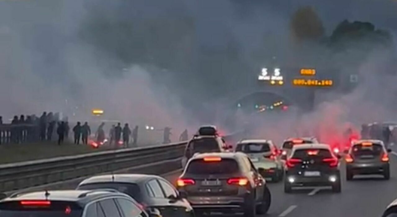 Salerno, scontri in autostrada tra tifosi della Casertana e del Catania: traffico bloccato