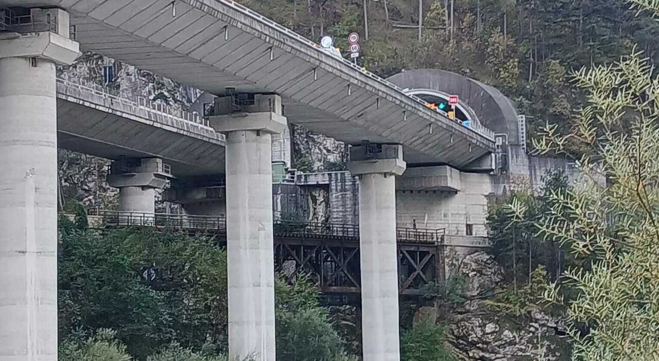 auto contro il muro in galleria. Un 35enne di Feltre esce dal tunnel e precipita nel vuoto dal viadotto