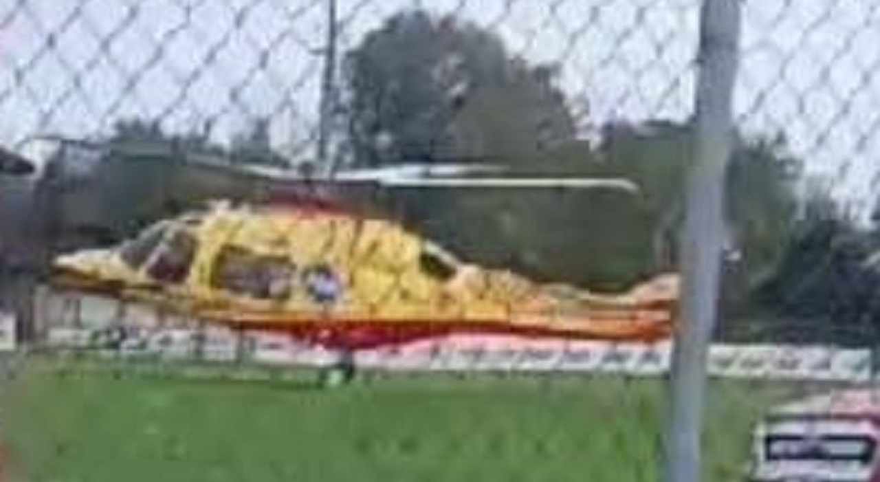 Malore durante la partita di calcio, 25enne si accascia in campo. Lo staff lo salva con il defibrillatore, è grave