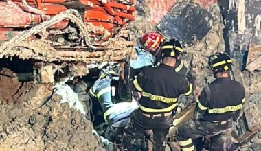 incidente sul lavoro alla Rita Calcestruzzi, si cerca di estrarre l'uomo intrappolato nell'abitacolo