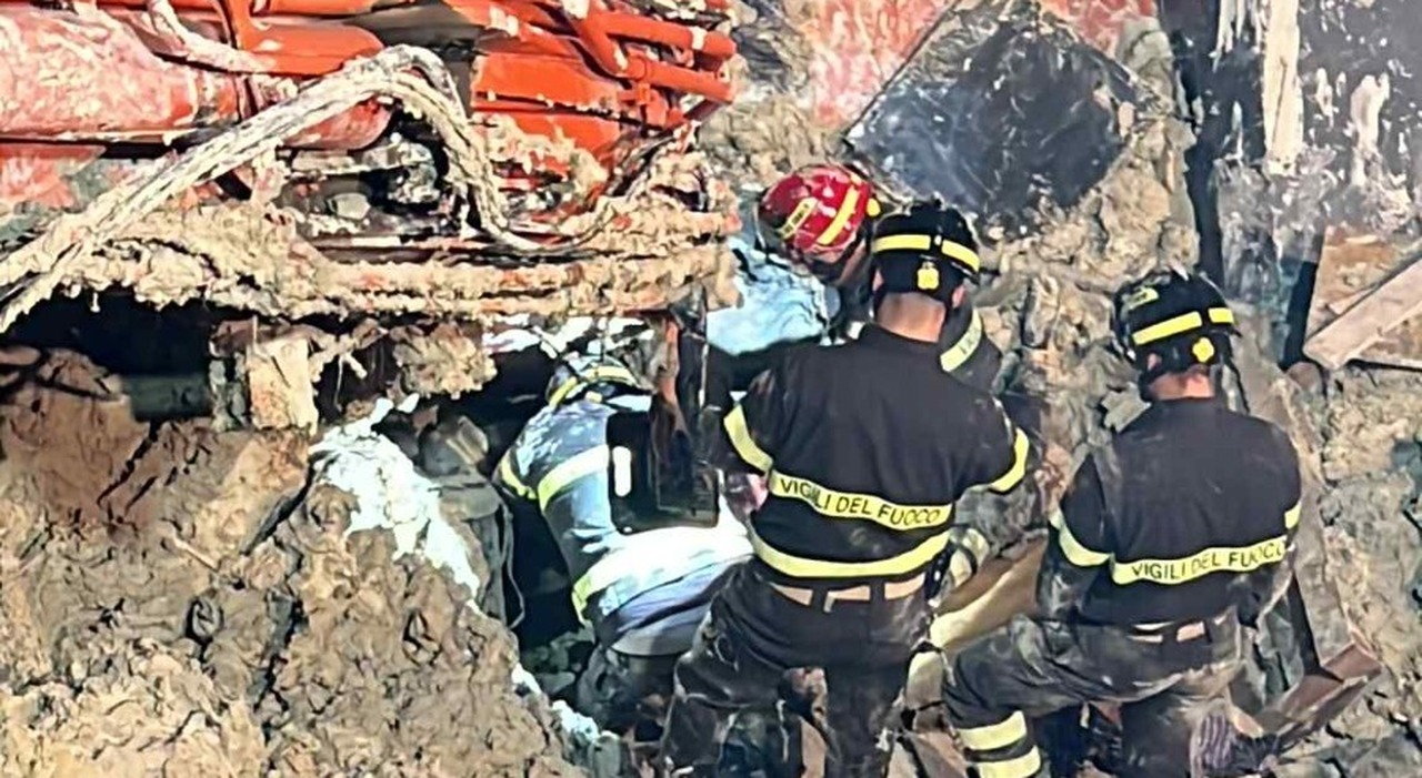 incidente sul lavoro alla Rita Calcestruzzi, si cerca di estrarre l'uomo intrappolato nell'abitacolo