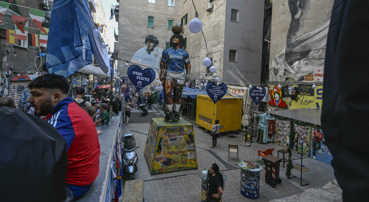 Napoli, sequestro al murales di Maradona e accesso interdetto all'area: «Non lo riapriremo più»