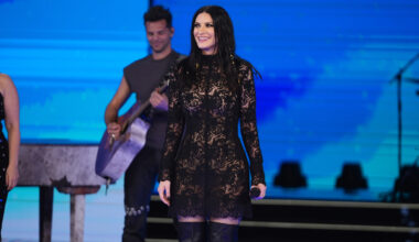 «Ho iniziato a cantare con mio babbo a 8 anni. Il primo Sanremo? Bellissimo, c'era Pippo Baudo». Il mini concerto in studio