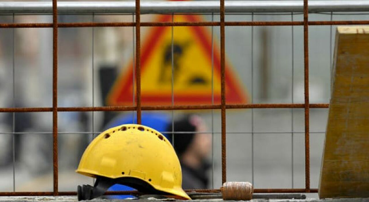 Mugnano, operaio precipita dal tetto di un capannone: morto 63enne