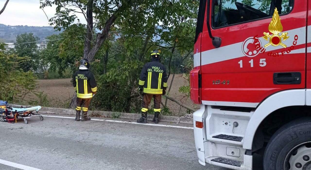 l'auto finisce nella scarpata, il conducente muore a 28 anni