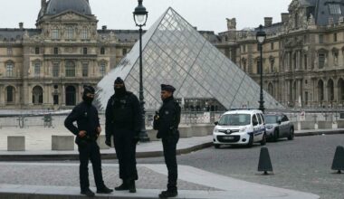 Rapina al museo del Louvre, rubati gioielli di Napoleone. Ritrovata la corona dell'Imperatrice. Ladri in fuga su uno scooter