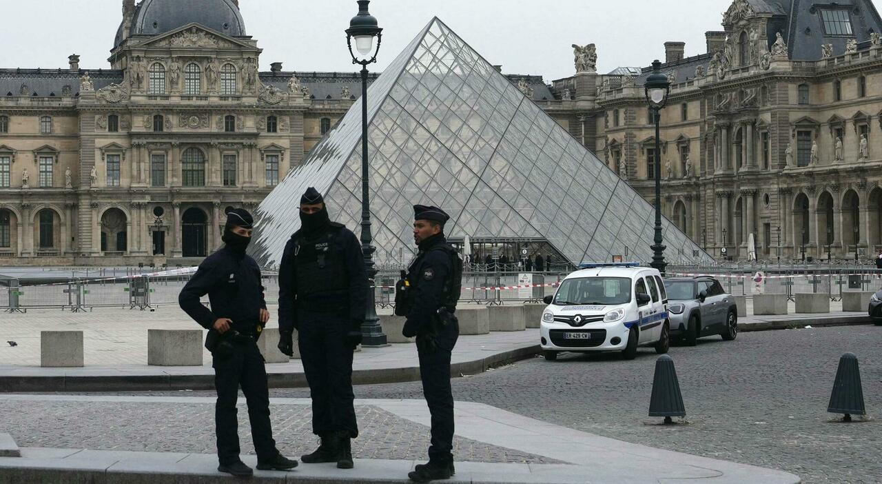 Rapina al museo del Louvre, rubati gioielli di Napoleone. Ritrovata la corona dell'Imperatrice. Ladri in fuga su uno scooter