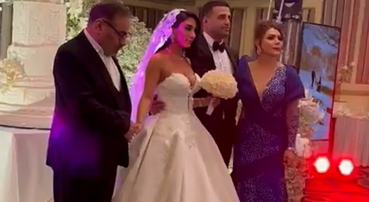 Iran, la figlia del consigliere di Khamenei si sposa con abito succinto e senza hijab: è polemica sui social - Il Messaggero