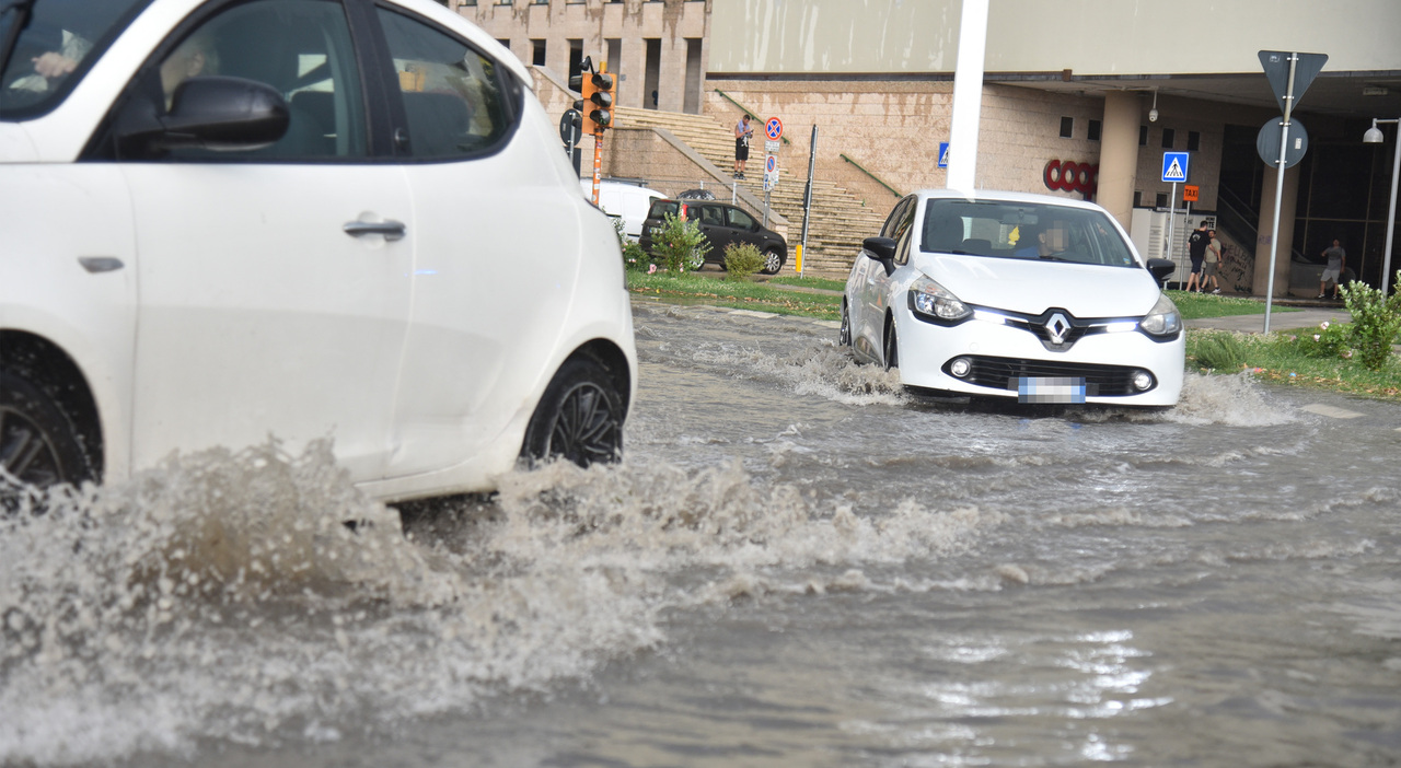 Maltempo, allerta meteo domani per forti temporali in Campania e Toscana