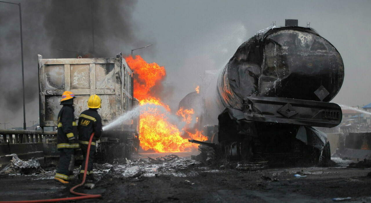 29 morti e 42 feriti. «La gente voleva rubare il carburante»