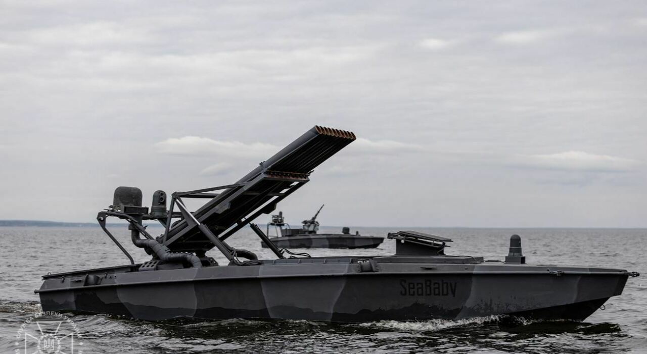 Guerra, l'Ucraina svela il nuovo drone marino Sea Baby. «Può colpire qualsiasi punto del Mar Nero»