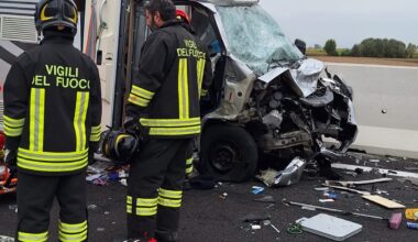 4 feriti, donna incastrata tra le lamiere