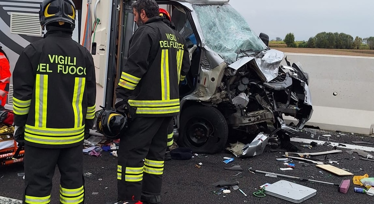 4 feriti, donna incastrata tra le lamiere