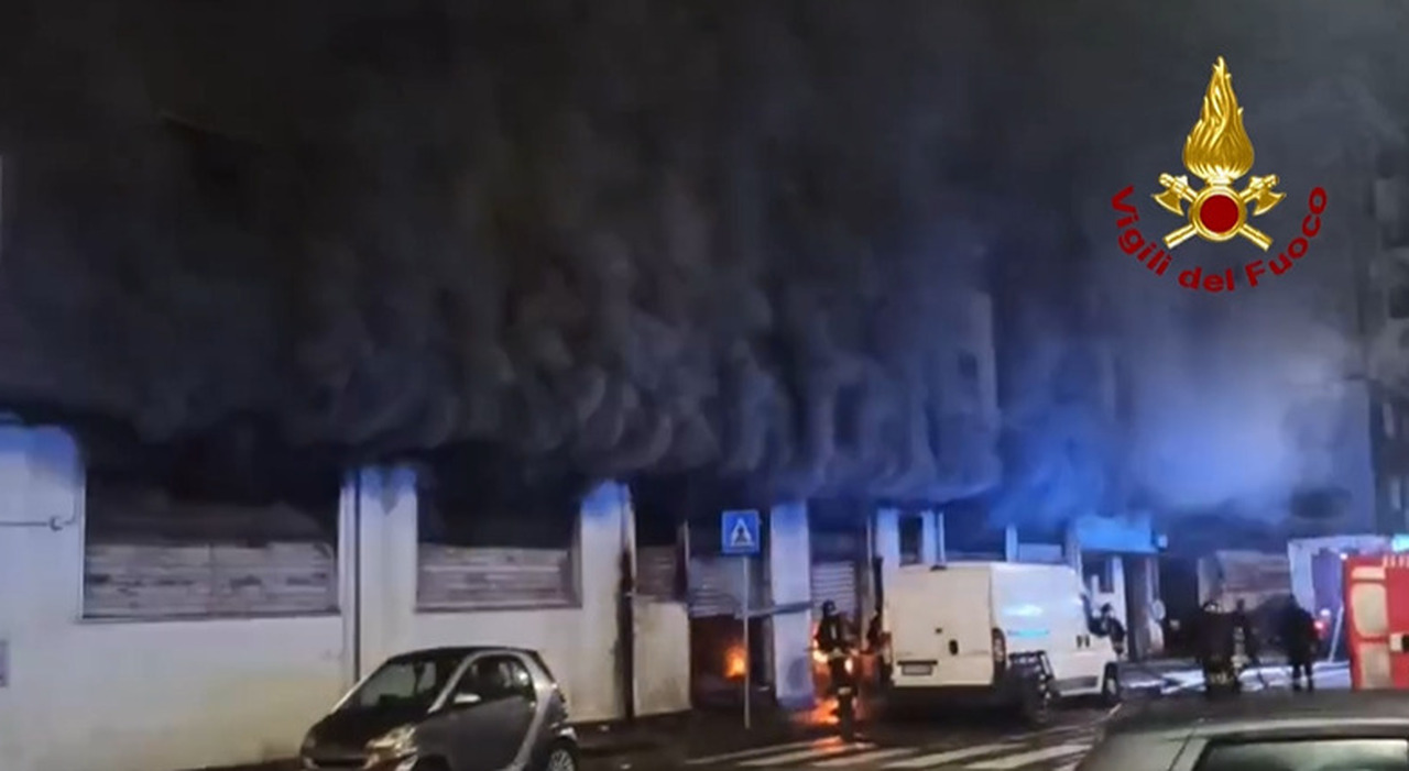 fiamme in due stabili, edificio evacuato