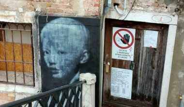 Dal murales di Bansky al nuovo volto di un bambino, spunta un dipinto in bianco e nero sul palazzo a San Pantalon: mistero sull'autore