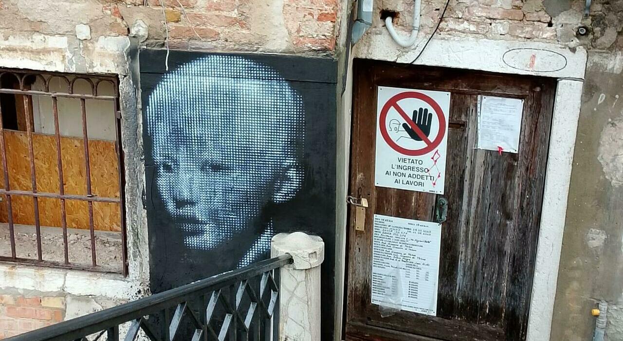 Dal murales di Bansky al nuovo volto di un bambino, spunta un dipinto in bianco e nero sul palazzo a San Pantalon: mistero sull'autore