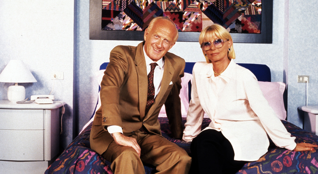 Casa Vianello venduta dagli eredi filippini a Pier Silvio Berlusconi per 1,45 milioni (senza mutuo): cinque camere, cinque bagni e box - Leggo.it