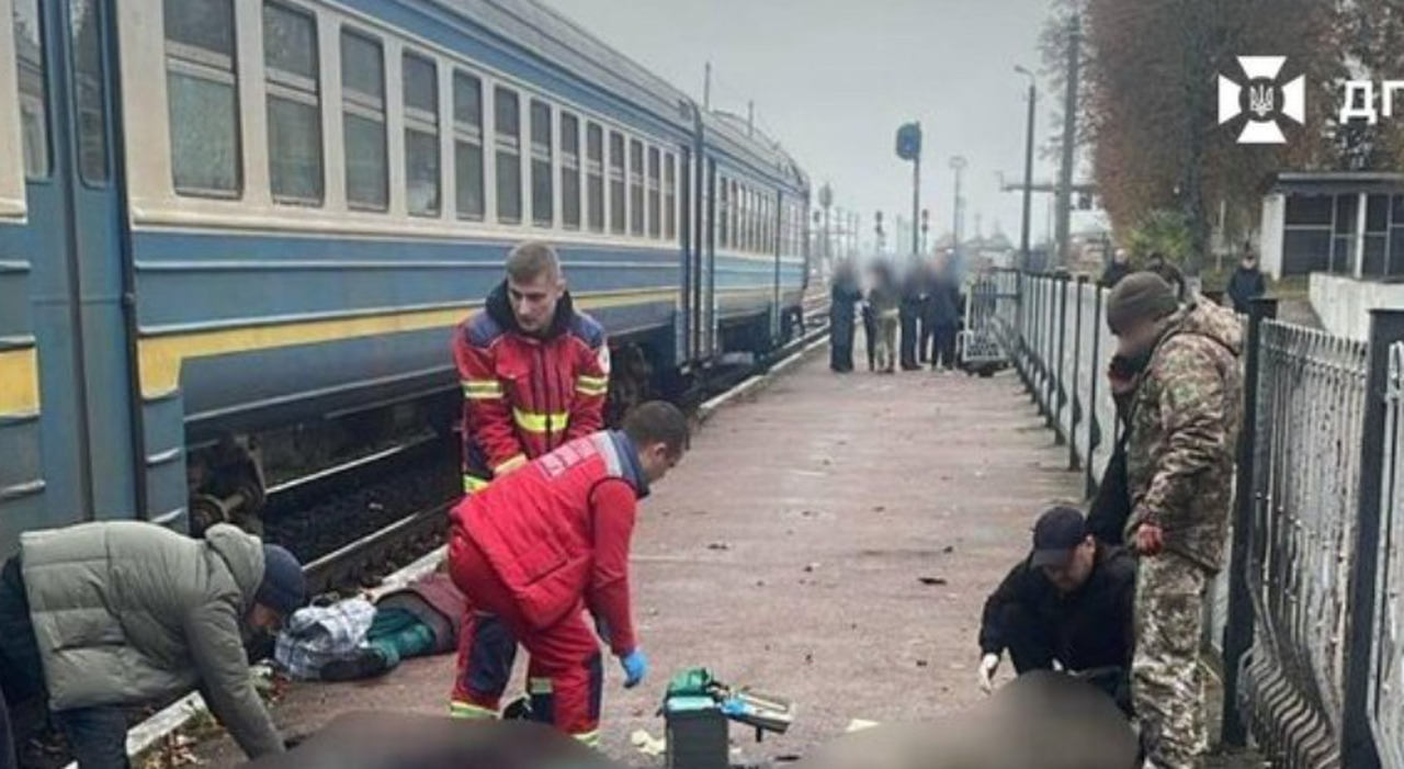 Ucraina, uomo fa esplodere bomba in stazione ferroviaria: muoiono lui e tre donne, 12 i feriti - Il Messaggero