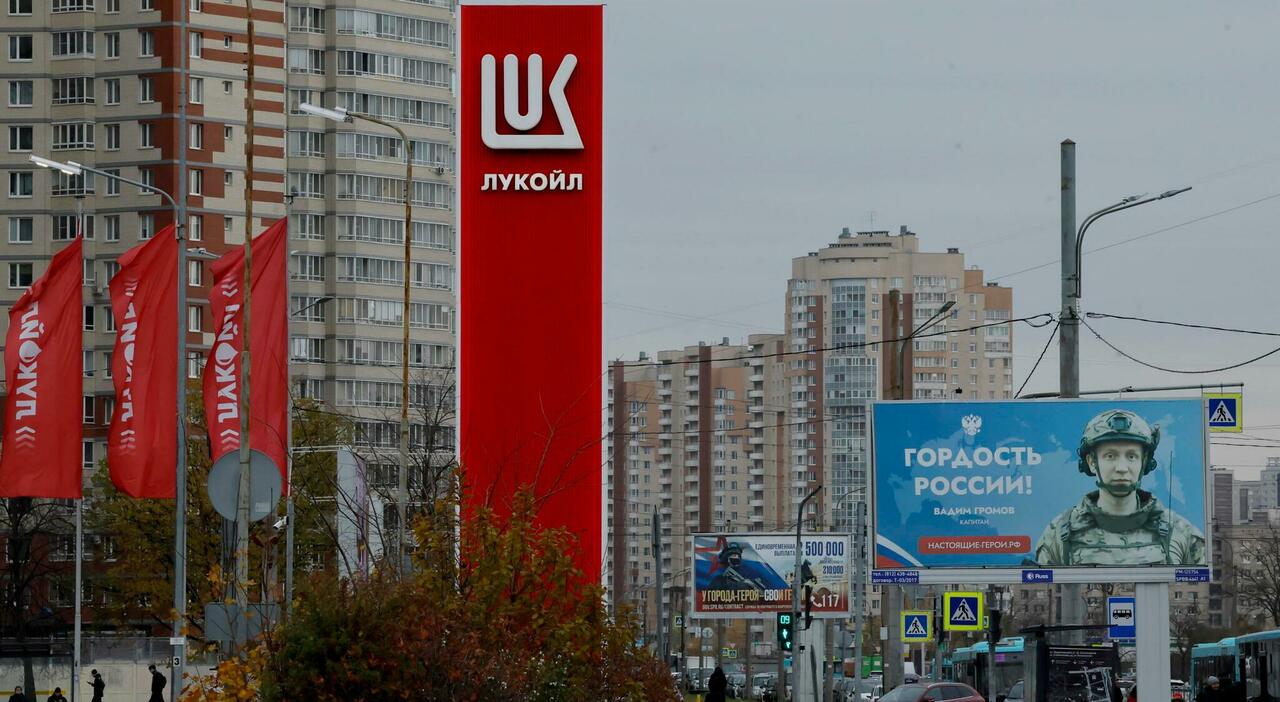 Lukoil, il colosso petrolifero russo venderà i suoi asset esteri a causa delle sanzioni: cosa succede ora